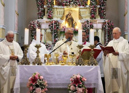 Missa solene em homenagem à Senhora Santana reúne milhares de fiéis na Catedral Metropolitana