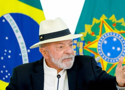 Lula reage a tarifaço dos EUA e acusa família Bolsonaro de atuar contra o Brasil