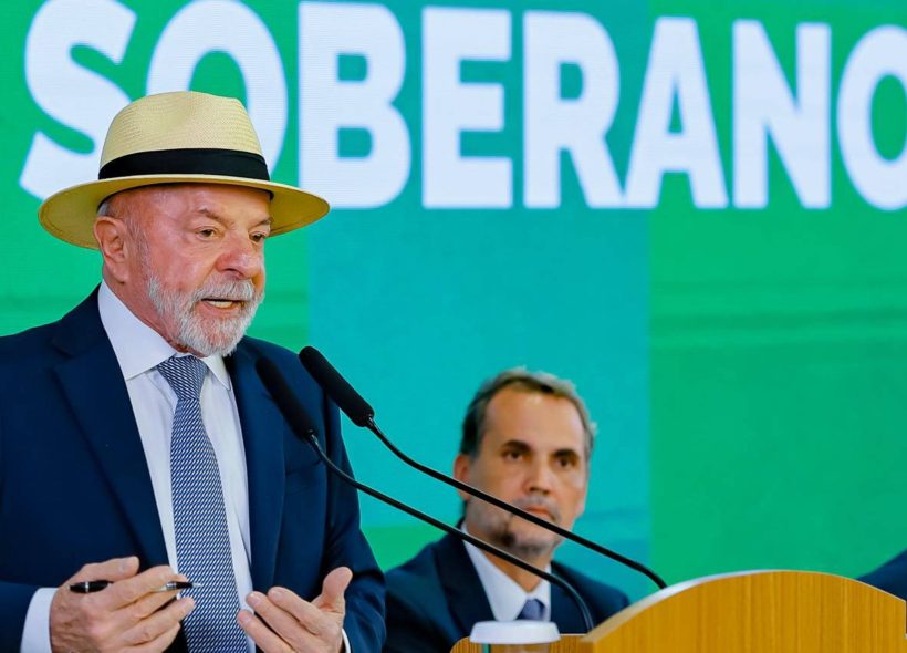 Lula planeja aumento gradual do salário mínimo para R$ 2.020 até 2030