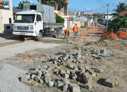 Prefeitura de Feira de Santana implanta drenagem na Avenida Iguatemi para combater erosão no asfalto