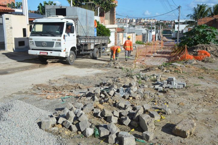 Prefeitura de Feira de Santana implanta drenagem na Avenida Iguatemi para combater erosão no asfalto