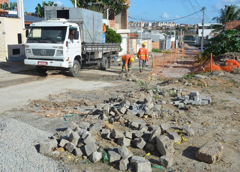 Prefeitura de Feira de Santana implanta drenagem na Avenida Iguatemi para combater erosão no asfalto