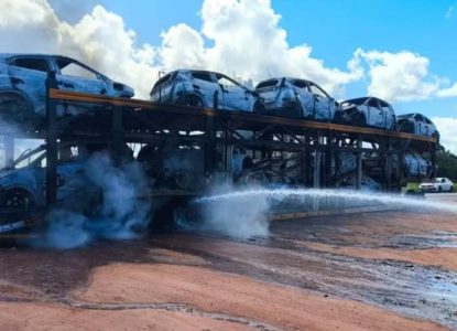 Caminhão-cegonha com 11 carros elétricos pega fogo na BR-101 em Alagoinhas