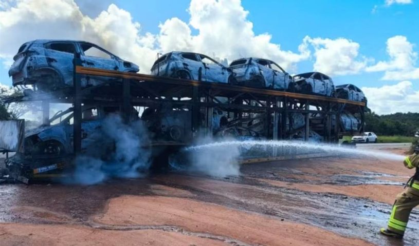 Caminhão-cegonha com 11 carros elétricos pega fogo na BR-101 em Alagoinhas