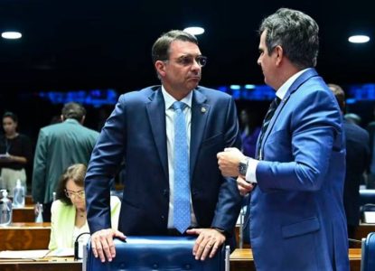 Ciro Nogueira comunica Flávio Bolsonaro que PP e União Brasil ficarão neutros em eleição presidencial
