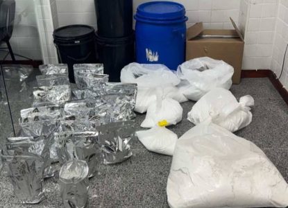 Polícia Militar estoura laboratório para refino de drogas e apreende 100kg de cocaína em Feira de Santana