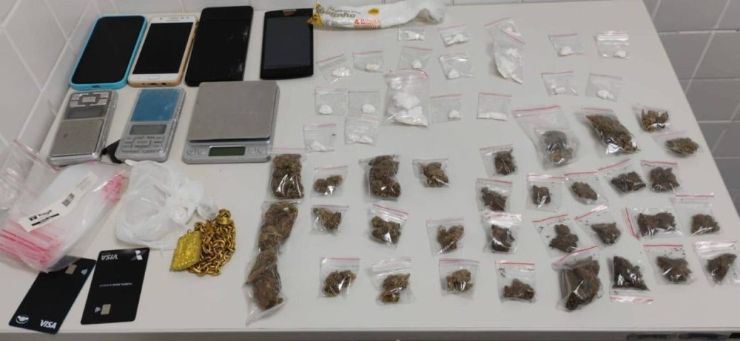 Várias porções de drogas são abandonadas em veículo no bairro Pampalona, em Feira de Santana