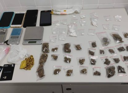 Várias porções de drogas são abandonadas em veículo no bairro Pampalona, em Feira de Santana
