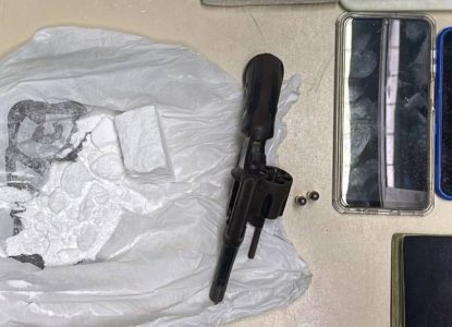Homem é preso com 1,5kg de cocaína e arma no bairro Mangabeira, em Feira de Santana