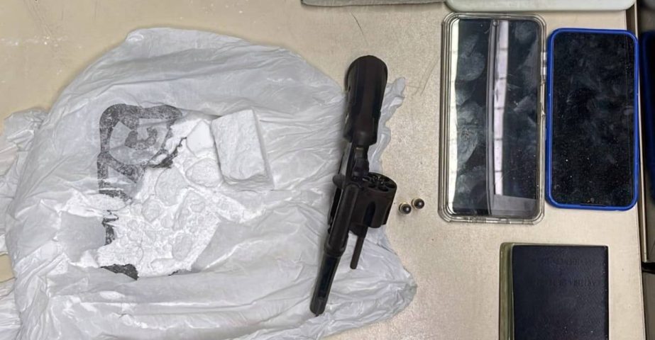 Homem é preso com 1,5kg de cocaína e arma no bairro Mangabeira, em Feira de Santana