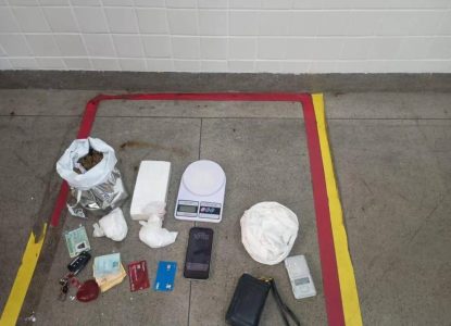 Mulher é presa com drogas no bairro Pampalona, em Feira de Santana