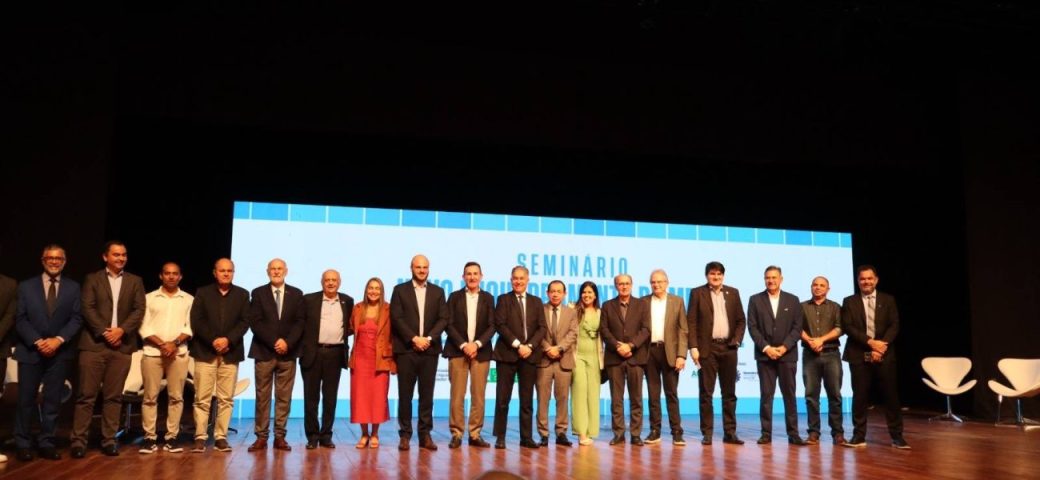 Relator entrega ao governo federal propostas debatidas em seminário sobre MEI e Simples Nacional em Feira de Santana