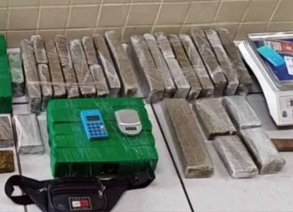 Polícia apreende 35kg de drogas no bairro Tomba, em Feira de Santana, e conduz homem à delegacia