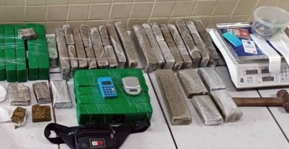 Polícia apreende 35kg de drogas no bairro Tomba, em Feira de Santana, e conduz homem à delegacia