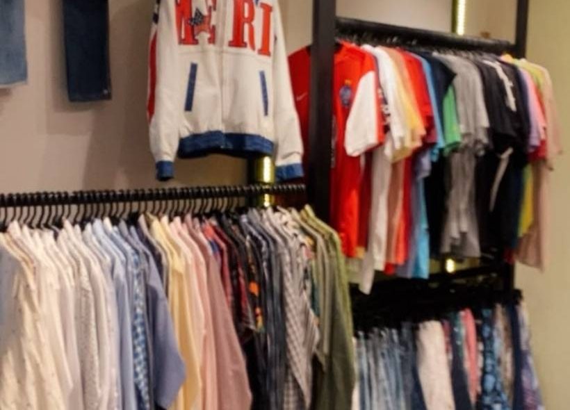 Moda e consciência: brechó em Feira de Santana transforma roupas em histórias