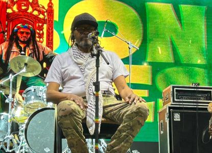 Durante show na Bahia, Edson Gomes fala sobre debilitação e diz preparar os filhos para dar continuidade ao seu legado