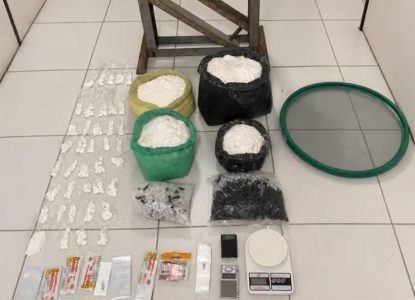 Polícia desativa local que funcionava como laboratório de drogas no bairro Santo Antônio dos Prazeres, em Feira de Santana