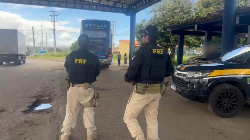 Feira de Santana: motorista foge e abandona passageiros após apresentar licença falsa para agentes da PRF