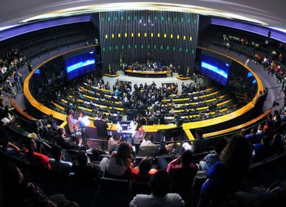 Câmara analisa projeto que cria aposentadoria especial para jornalistas