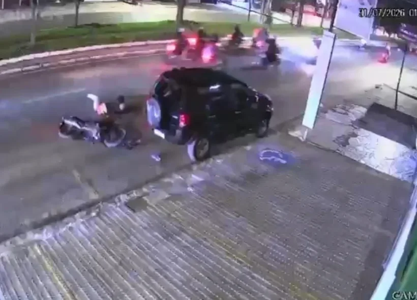 Motociclista morre após bater na traseira de carro estacionado em Feira de Santana