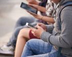 Um ano após restrição a celulares, escolas registram mais interação e menos tensão