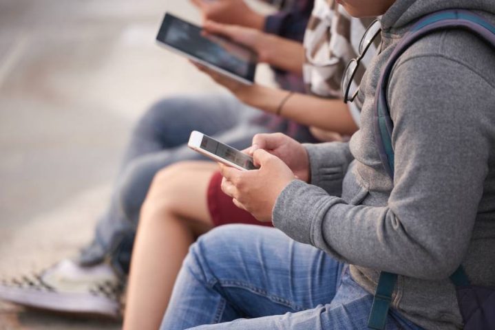 Um ano após restrição a celulares, escolas registram mais interação e menos tensão