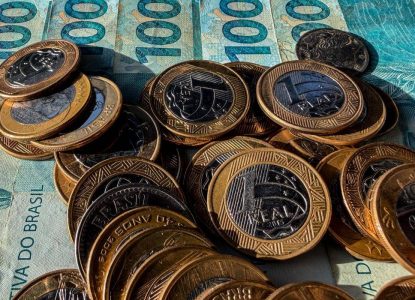 Inflação usada para corrigir salários acumula 4,33% em 12 meses