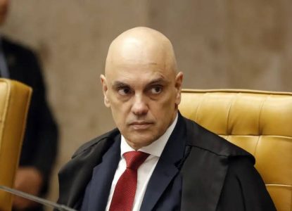 Alexandre de Moraes suspende visitas de Flávio Bolsonaro ao pai, Jair Bolsonaro, na prisão domiciliar