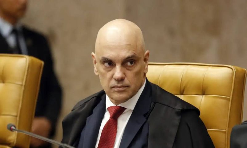 Alexandre de Moraes suspende visitas de Flávio Bolsonaro ao pai, Jair Bolsonaro, na prisão domiciliar