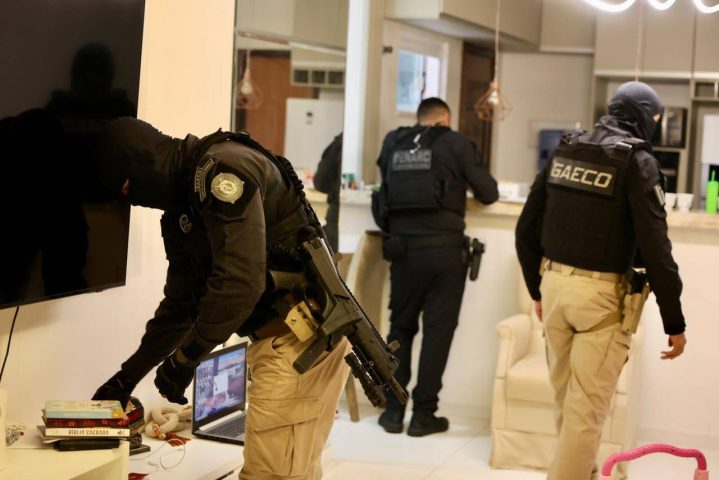 Operação policial contra atuação de facção criminosa no sistema prisional cumpriu 22 mandados em cidades baianas
