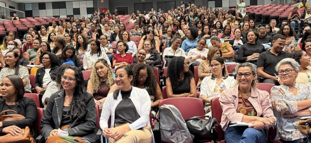 Primeira formação para aulas aos sábados na rede municipal de Feira de Santana reúne 300 professores