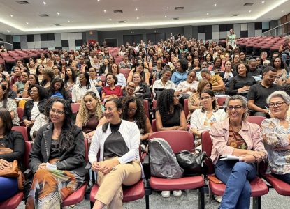 Primeira formação para aulas aos sábados na rede municipal de Feira de Santana reúne 300 professores