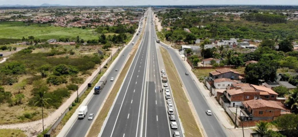 Acidente entre carretas interdita trecho da BR-116; via lidera ranking de mortes na Bahia