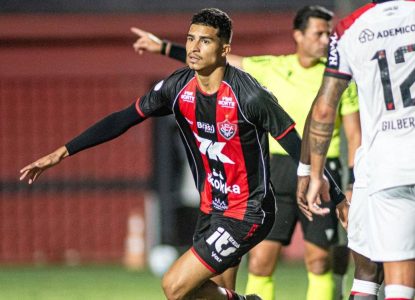 Vitória goleia o Athletico-PR em casa e avança às quartas da Copa do Brasil