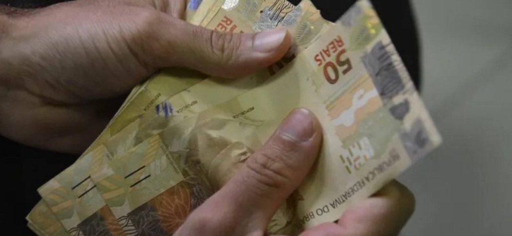 Salário mínimo deve subir para R$ 1.741 em 2027, diz ministro