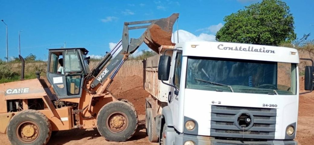 Fiscalização ambiental apreende caçambas e retroescavadeira durante ação na Lagoa Salgada