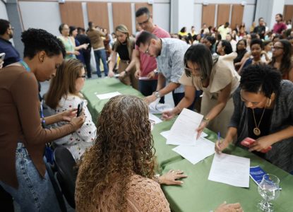 128 professores concursados tomam posse na rede municipal de Feira de Santana