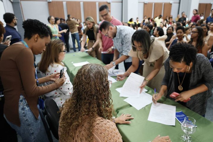 128 professores concursados tomam posse na rede municipal de Feira de Santana