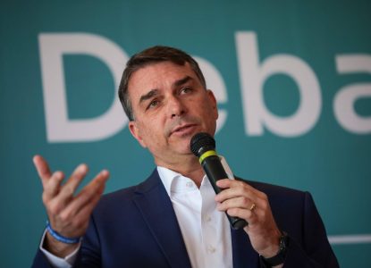 “Erro de digitação”: Flávio Bolsonaro coloca dado falso em perfil oficial e é criticado por adversários
