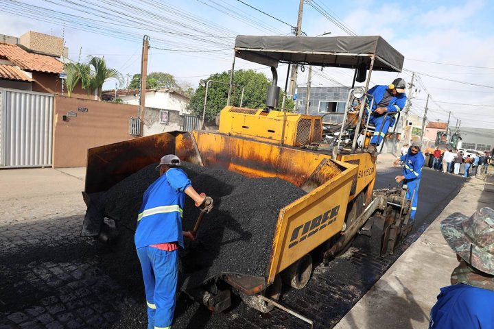 Prefeitura de Feira inicia obras de pavimentação asfáltica de seis ruas no Fraternidade