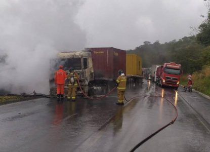 Incêndio e colisão de veículos causam interdição na BR-242 na Bahia