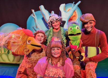 Temporada 2026 do Domingo tem Teatro estreia com espetáculo “O sumiço do galinho qui ri qui qui”