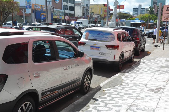 Secretaria de Mobilidade Urbana realiza vistoria da frota de táxis de Feira de Santana