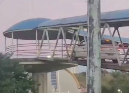 Vídeo: carro invade rampa de passarela em Salvador e precisa dar ré após ficar preso