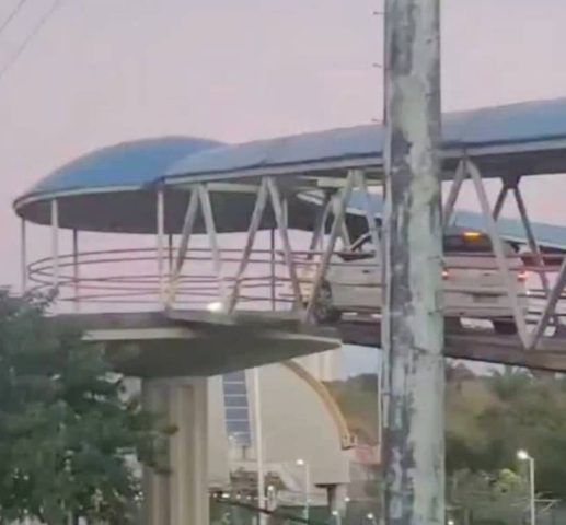Vídeo: carro invade rampa de passarela em Salvador e precisa dar ré após ficar preso