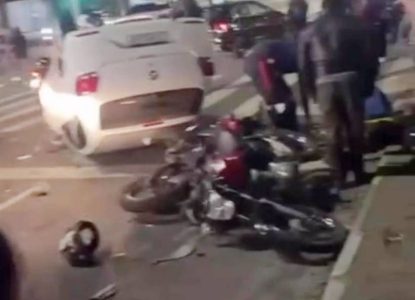Ex-policial militar atropela motos e carro parados em semáforo em Feira de Santana