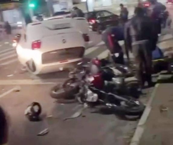 Ex-policial militar atropela motos e carro parados em semáforo em Feira de Santana