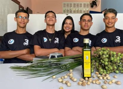 Estudantes do interior da Bahia transformam óleo de licuri em biodiesel e levam projeto para eventos internacionais