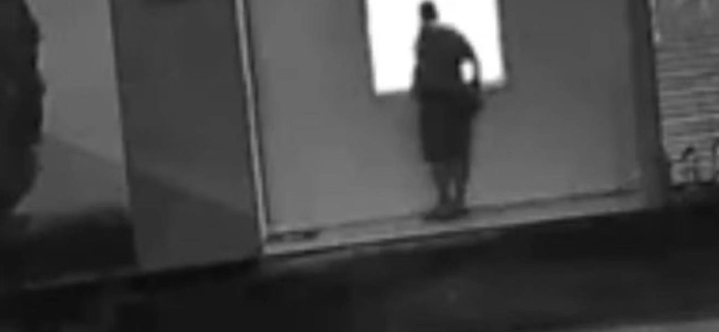Homem que se masturbou na janela de vizinha é multado e pode ser expulso de condomínio em Feira de Santana