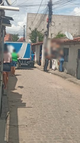 Mulher e filho de 3 anos são encontrados mortos dentro de casa em Feira de Santana